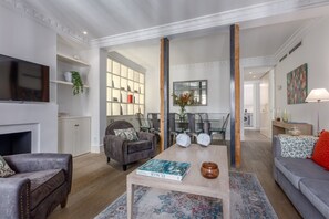 Living area - Elegant 2-Bed Apartment in Central Madrid (Madrid)