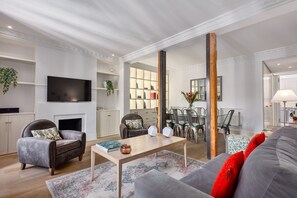 Living area - Elegant 2-Bed Apartment in Central Madrid (Madrid)