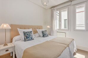 2 sovrum, strykjärn/strykbräda och sängkläder