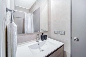Shower, hair dryer, towels - Carmen Studio - Wifi, Estacionamiento, Gym, Metro (Santiago)