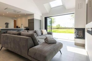 TV, fireplace, stereo - Cherry Trees Natland (Natland)