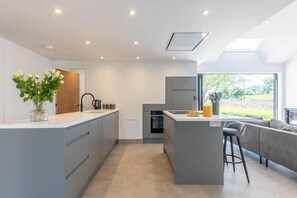 Fridge, microwave, oven, stovetop - Cherry Trees Natland (Natland)