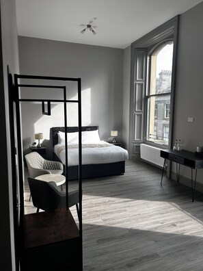 Family Room | Desk, laptop workspace, iron/ironing board, free WiFi