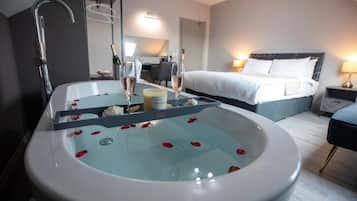 Deluxe Room | Iron/ironing board, free WiFi