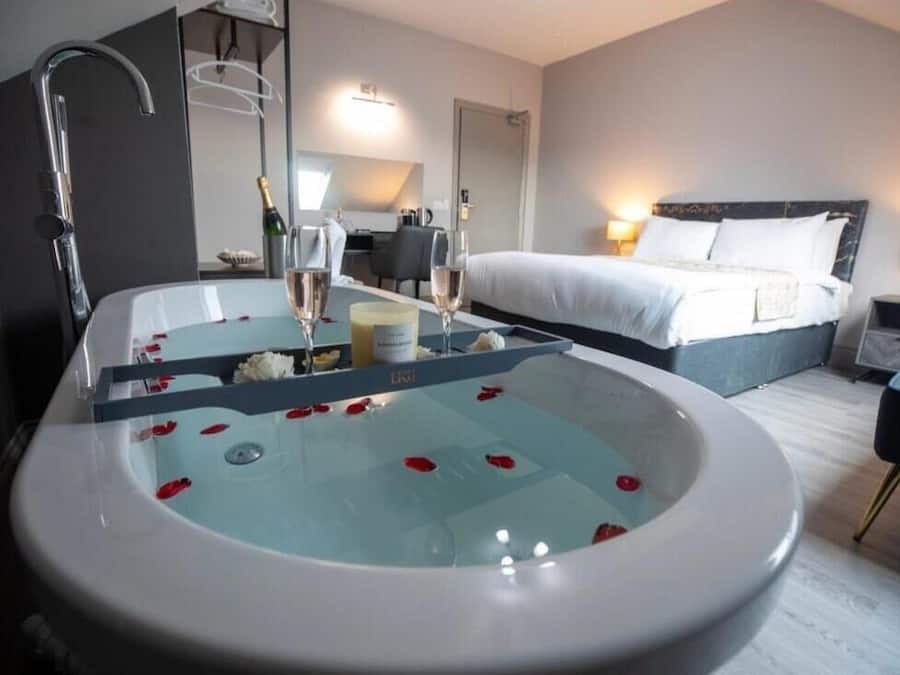 Deluxe Room | Iron/ironing board, free WiFi