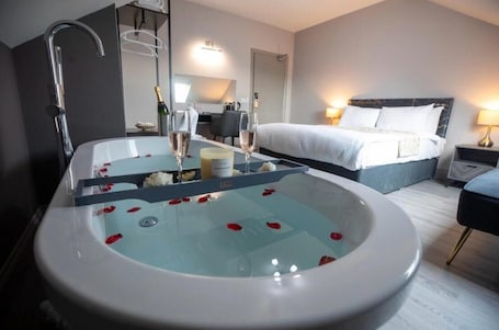 Tabla de planchar con plancha y wifi gratis . Amorist Hotel