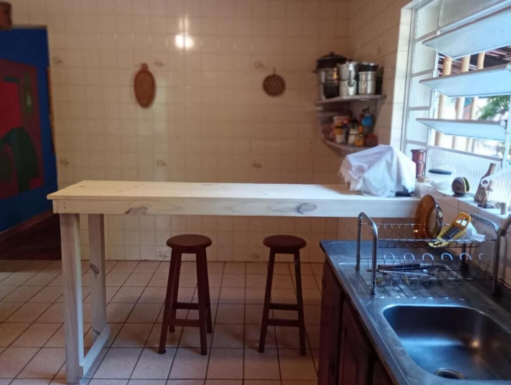 Full-size fridge, microwave, oven, dishwasher