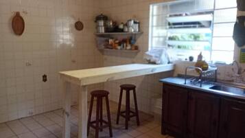 Kjøleskap, mikrobølgeovn, ovn og oppvaskmaskin