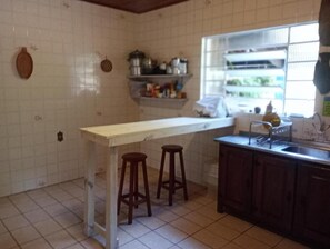 Refrigerador con freezer, microondas, horno, lavavajillas