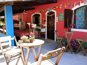 Outdoor dining - O BREJO ENCANTADO HOSTEL E HOSPEDAGEM  (Embu das Artes)