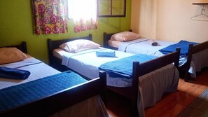 Habitación cuádruple económica, vistas al jardín | Wifi gratis