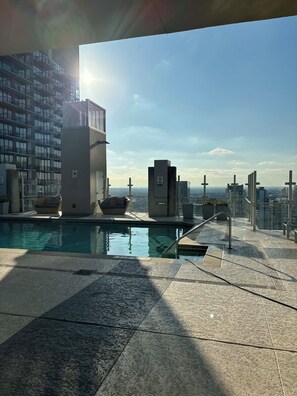 Outdoor pool - 2-bedroom apartment perfect Atlanta location (Atlanta)
