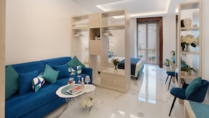 Una sala de estar moderna con un sofá azul, una mesa de centro y una estantería.