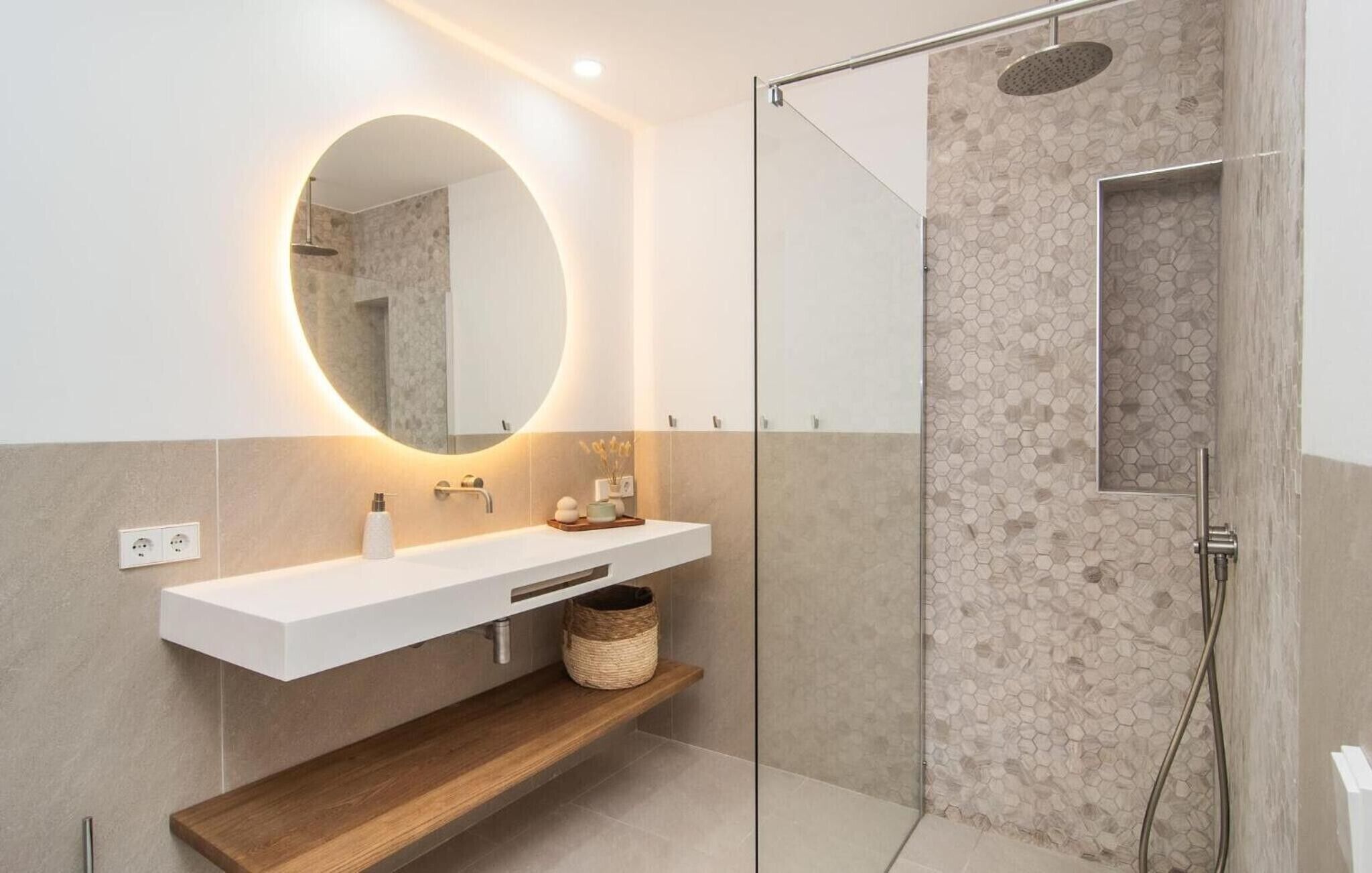 Een douche, een haardroger, handdoeken