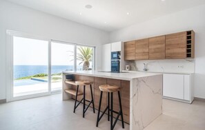 Fridge, microwave, oven, stovetop - Exclusive Modern Villa with Pool, Beach Access & Panoramic Sea Views in Mallorca (Felanitx)