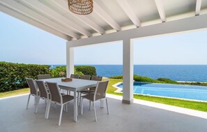 Outdoor dining - Exclusive Modern Villa with Pool, Beach Access & Panoramic Sea Views in Mallorca (Felanitx)