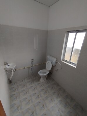 Deluxe Double or Twin Room, Garden View | Bathroom | Shower, free toiletries, towels, soap