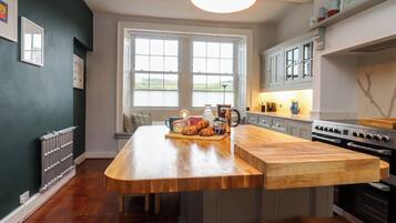 Dishwasher, cookware/dishes/utensils