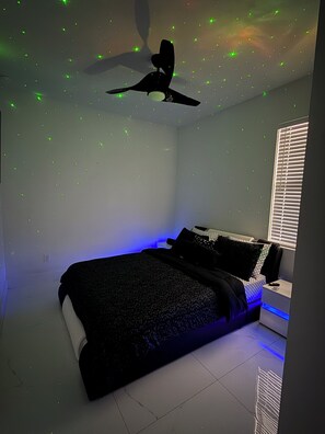 Skrivebord, internettilgang og sengetøy