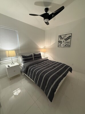 Escrivaninha, acesso à internet, roupa de cama