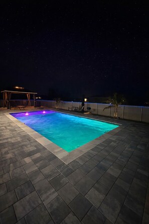 Utendørsbasseng og et oppvarmet basseng