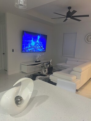 Smart-TV og stereoanlegg