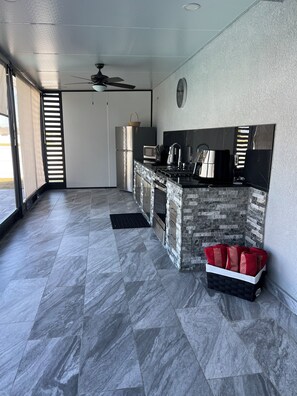 Kühlschrank, Mikrowelle, Ofen, Geschirrspüler