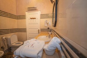 A bathroom with a toilet, sink, and towel rack. - Mumtaz Dar - Suite Deluxe 3 (Ouahat Sidi Brahim)