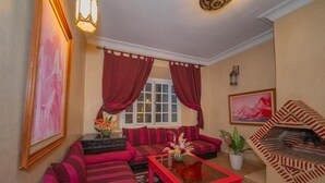A living room with a sofa set, a coffee table, and a fireplace. - Mumtaz Dar - Suite Deluxe 3 (Ouahat Sidi Brahim)