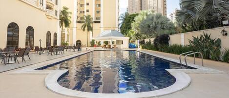 เบสิกอพาร์ทเมนท์ | สระว่ายน้ำ