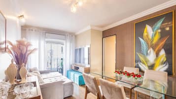 Apartamento básico | Zona de estar | Smart TV de 32 pulgadas con canales digitales