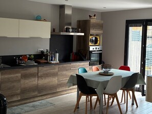 Dining - Villa 'Corinne' with Private Terrace, Wi-Fi and Air Conditioning (Sainte-Marie-la-Mer)