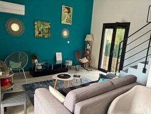 TV, stereo - Villa 'Corinne' with Private Terrace, Wi-Fi and Air Conditioning (Sainte-Marie-la-Mer)