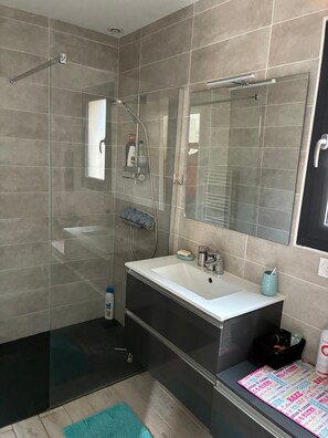 Shower, hair dryer - Villa 'Corinne' with Private Terrace, Wi-Fi and Air Conditioning (Sainte-Marie-la-Mer)