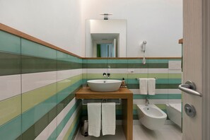 Shower, hair dryer, towels - Sorrento Stylish - Standard Double Room (Sorrento)
