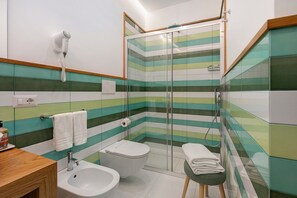 Dusche, Haartrockner, Handtücher