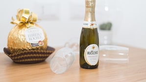 Pullo Maschio Proseccoa ja pakattu Ferrero Rocher -suklaakonvehti.