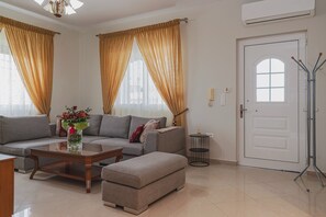 TV - The Little Green House Two-Bedroom Apt in Kremasti (Kremasti)
