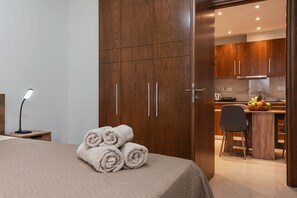 2 bedrooms, iron/ironing board, travel cot, free WiFi - The Little Green House Two-Bedroom Apt in Kremasti (Kremasti)