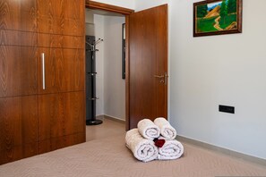 1 habitación, tabla de planchar con plancha y cuna de viaje 