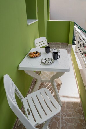 Outdoor dining - The Little Green House One-Bedroom Apt in Kremasti (Kremasti)
