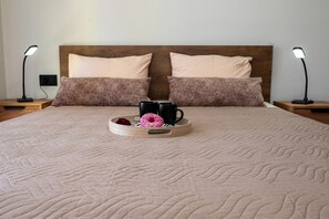 1 habitación, tabla de planchar con plancha y cuna de viaje 