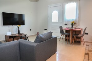 TV - The Little Green House One-Bedroom Apt in Kremasti (Kremasti)