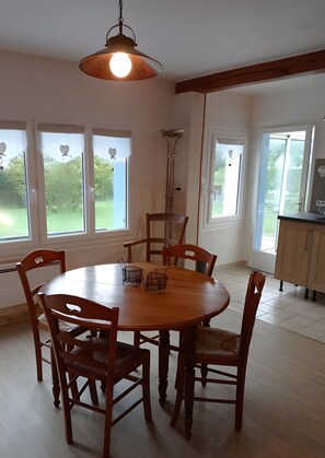 Dining - Maison Le Clos des Ânes: private terrace and garden in Sainte-Marguerite sur Duclair (Sainte-Marguerite-sur-Duclair)