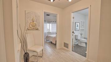 Tabla de planchar con plancha, wifi y ropa de cama