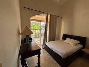 Habitación individual, vistas al jardín | Escritorio y espacio para trabajar con un portátil