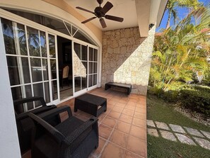 Eenpersoonskamer, uitzicht op tuin | Terras