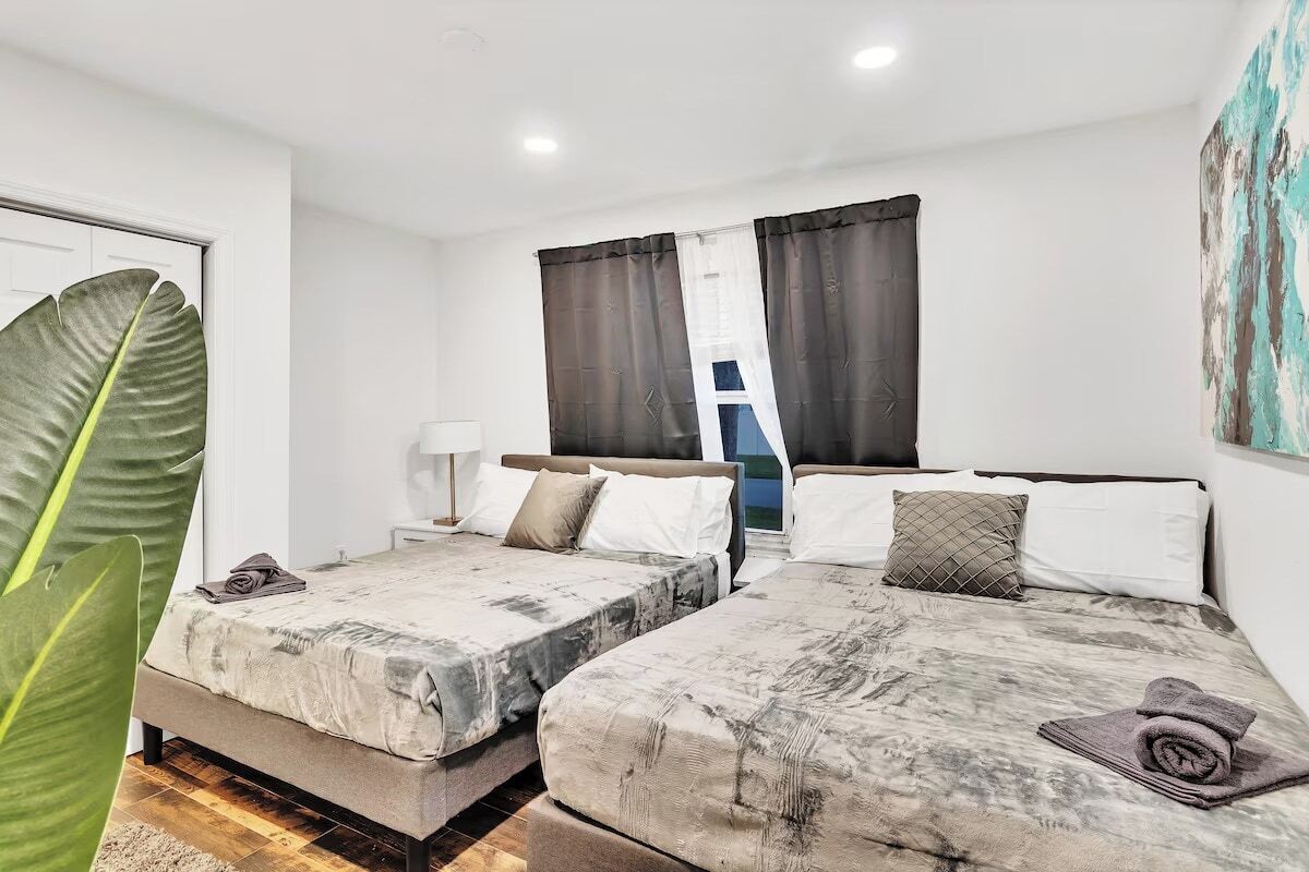 5 bedrooms, iron/ironing board, WiFi (free)