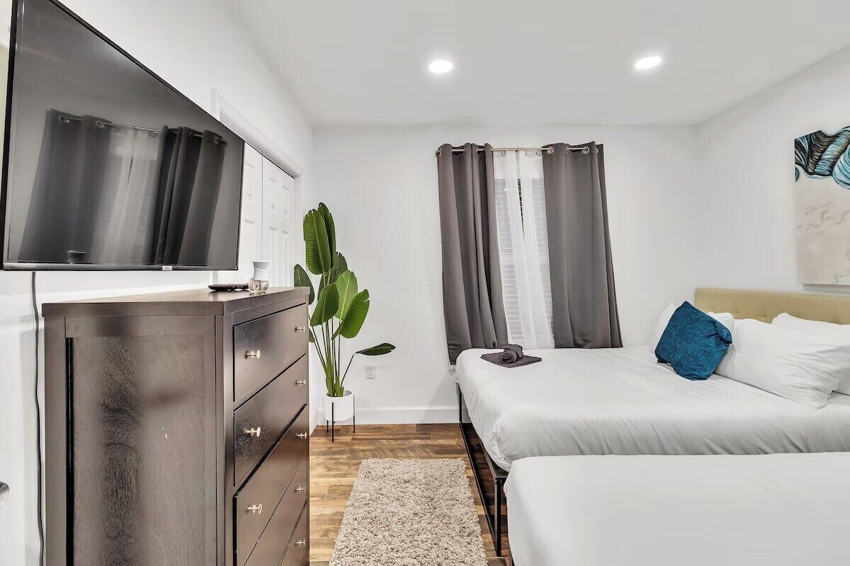 5 bedrooms, iron/ironing board, free WiFi, bed sheets