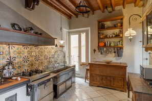 Fridge, microwave, oven, stovetop - Old Bridge large unique artful apartment/lift (Firenze)